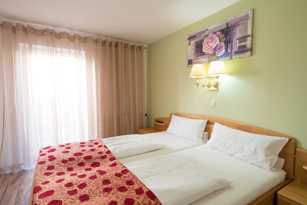 Wellnesshotel & Restaurant Hexenschopf レーッフィンゲン エクステリア 写真